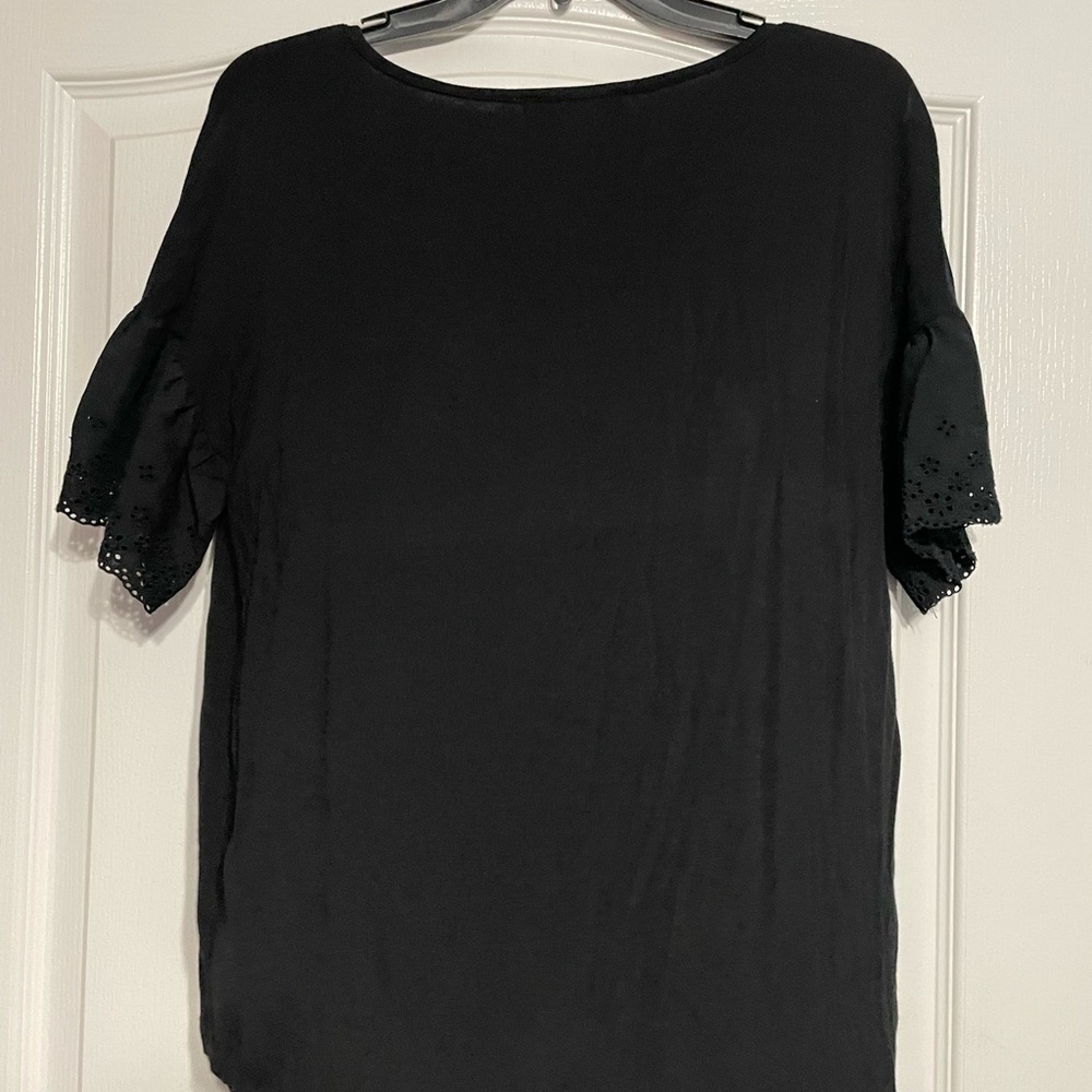 Large Pink Rose Brand Women’s Black blouse with embroidered sleeves *never worn* - Picture 3 of 3